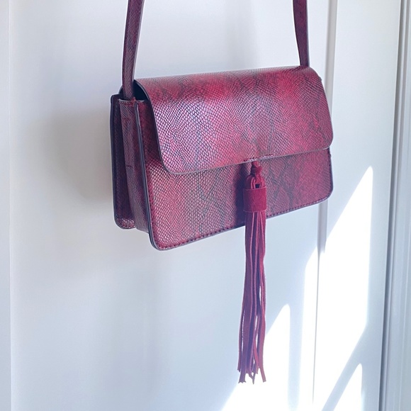 Small Snakeskin burgundy Handbag Crossbody with tassel - Picture 1 of 2
